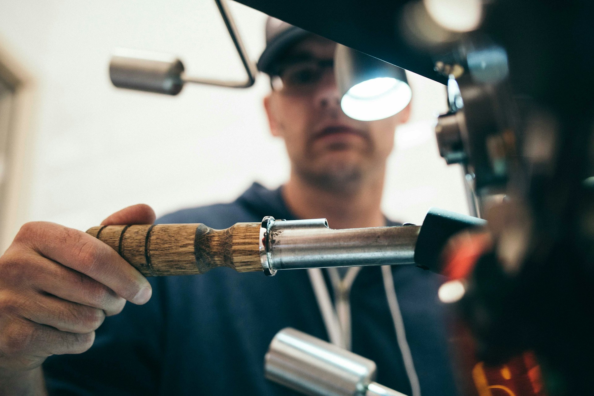 Industrielle Druckerei mit laufender Produktionslinie und Kartonbögen
